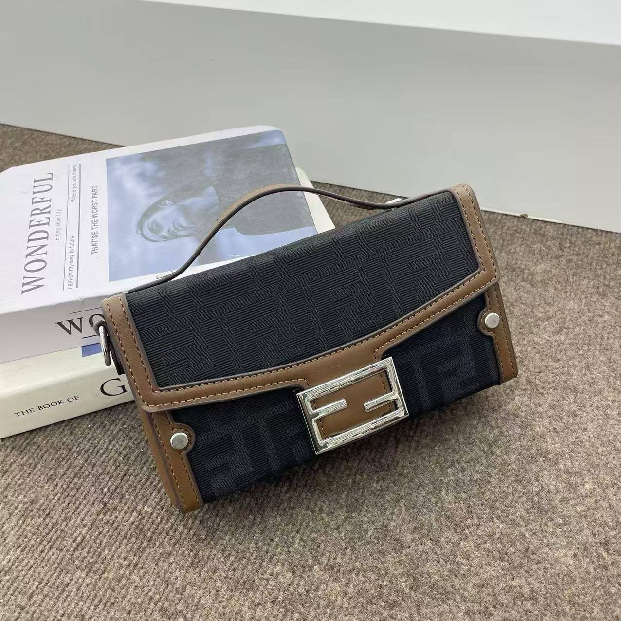 Fendi
22*12*7cm
75 dhs🇦🇪

Zain17
♥️♥️♥️