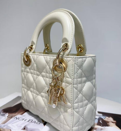 Dior
100 dhs🇦🇪

with box
🎁🎁🎁

size 17cm

Zain26
♥️♥️♥️