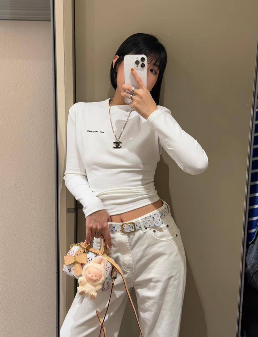 LV

80 dhs🇦🇪

with box
🎁🎁🎁

size 16×9×10cm

Zain42
♥️♥️♥️