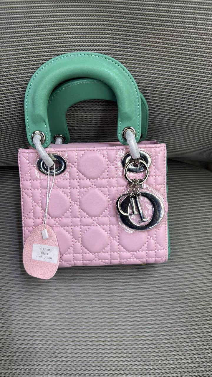 Dior

18cm

95 dhs🪙💕

with box
🎁🎁🎁

Zain16
♥️♥️♥️
