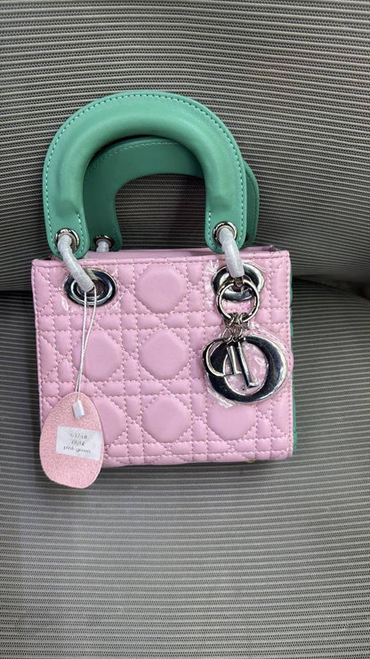 Dior

18cm

95 dhs🪙💕

with box
🎁🎁🎁

Zain16
♥️♥️♥️
