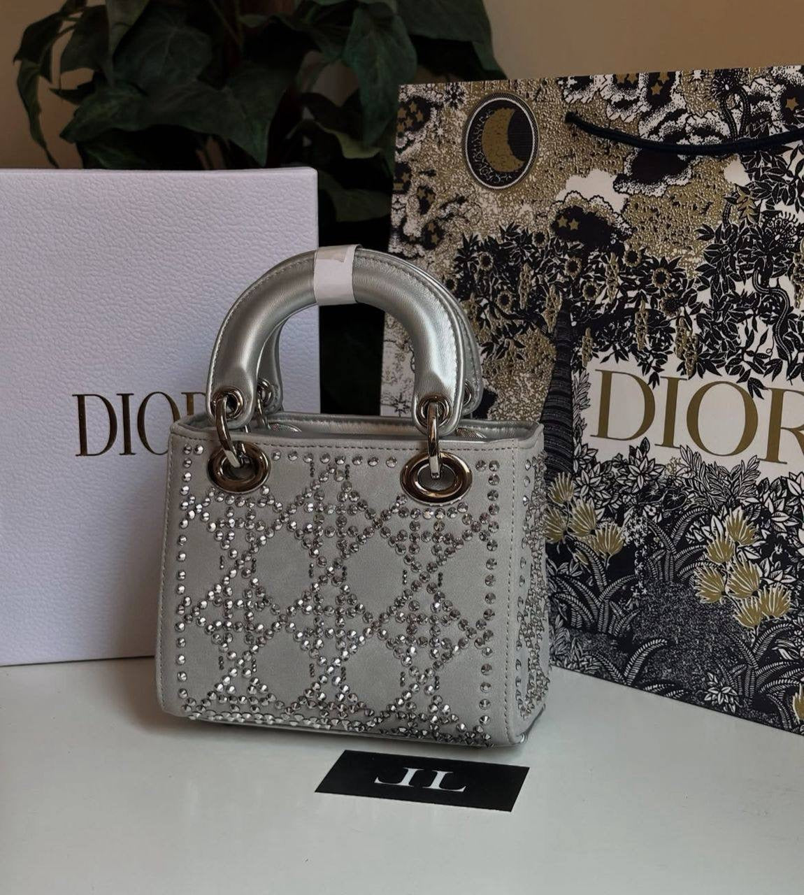 Dior - Chanel
120 dhs🇦🇪

Good quality
 with box
🎁🎁🎁

Zain35
♥️♥️♥️