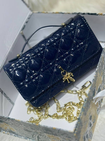 Dior
good quality,  
with box, 
🎁🎁🎁

size 22* 13 cm 

100 dhs🇦🇪

Zain12
♥️♥️♥️