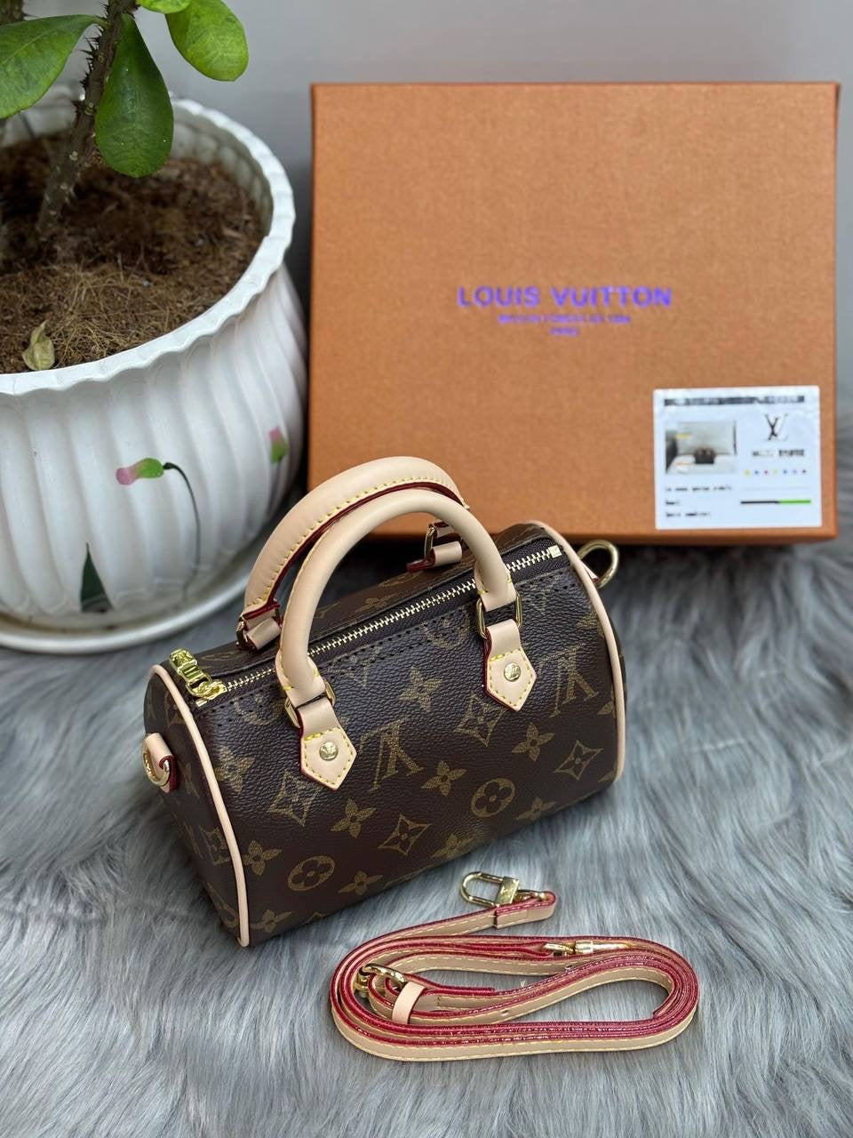 LV
SIZE  ……… 17cm 

80 dhs🇦🇪

with box
🎁🎁🎁

Zain244
♥️♥️♥️