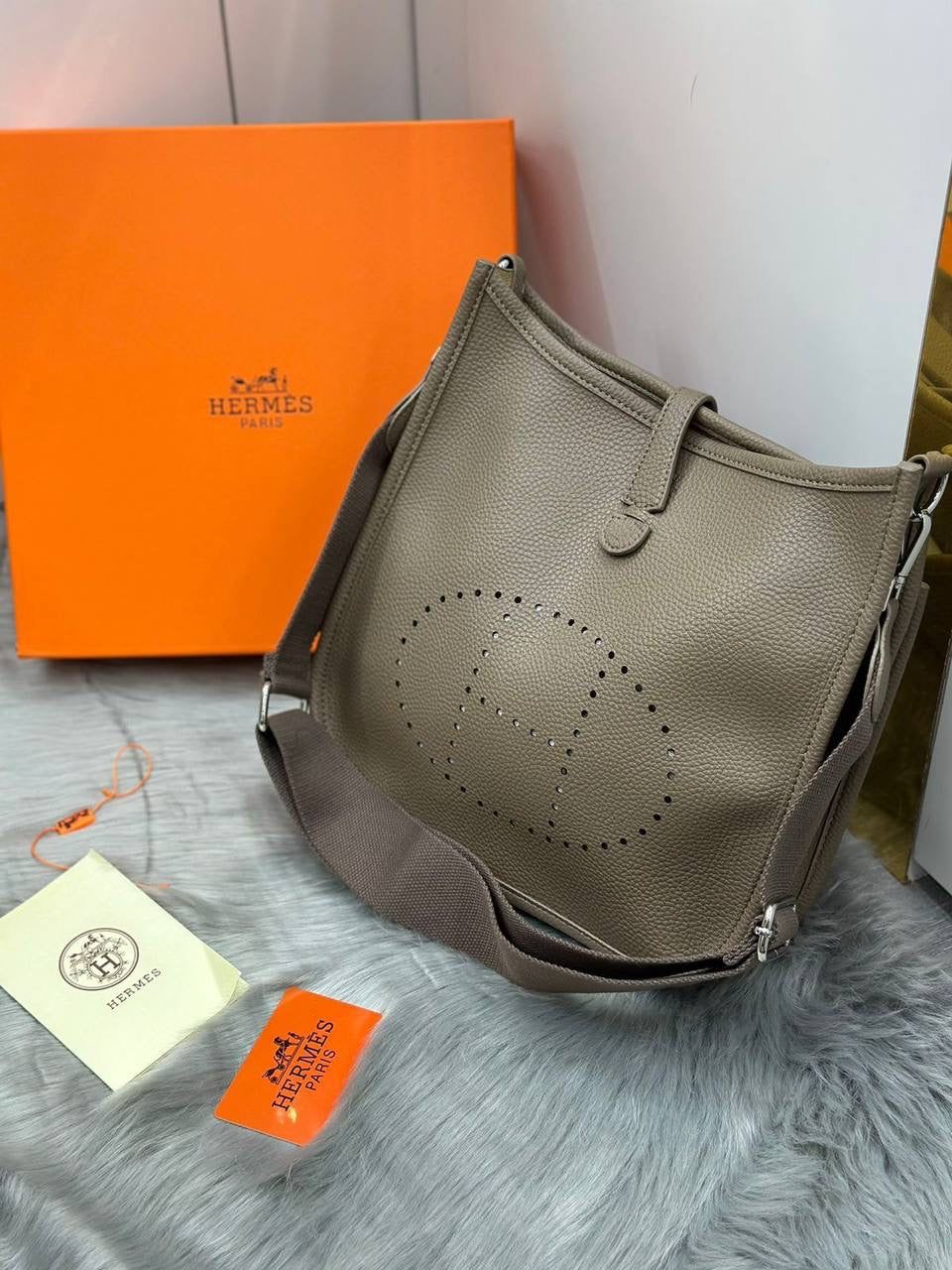 HERMES

SIZE……….  30  CM

110 dhs🇦🇪

with BOX
🎁🎁🎁

Zain244
♥️♥️♥️