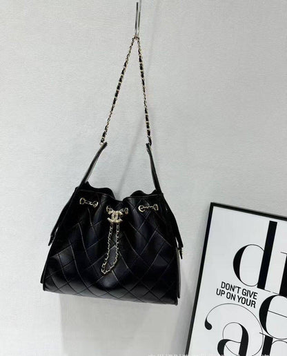 Chanel 
130 dhs🇦🇪
size 28×13×35cm

Zain42
♥️♥️♥️