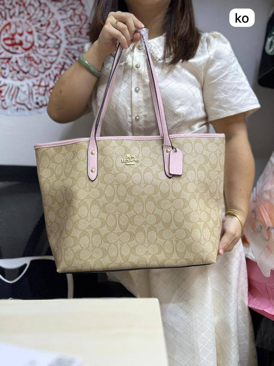 Coach Tote
Size : 33 * 27 cm
90 dhs🪙
with box 🎁

Zain115
♥️♥️♥️