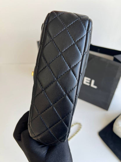 Chanel

Good Quality bag 

with box 
🎁🎁🎁

120 dhs🇦🇪

Zain117
♥️♥️♥️