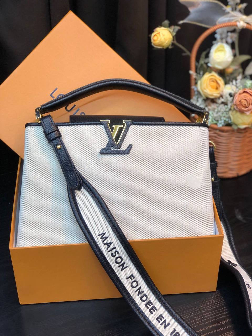 LV 
27cm 

120 dhs🇦🇪 

with box 
🎁🎁🎁

Zain254
♥️♥️♥️