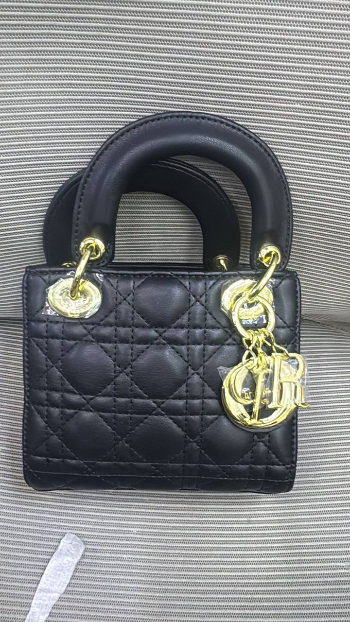 Dior

18cm

95 dhs🪙💕

with box
🎁🎁🎁

Zain16
♥️♥️♥️