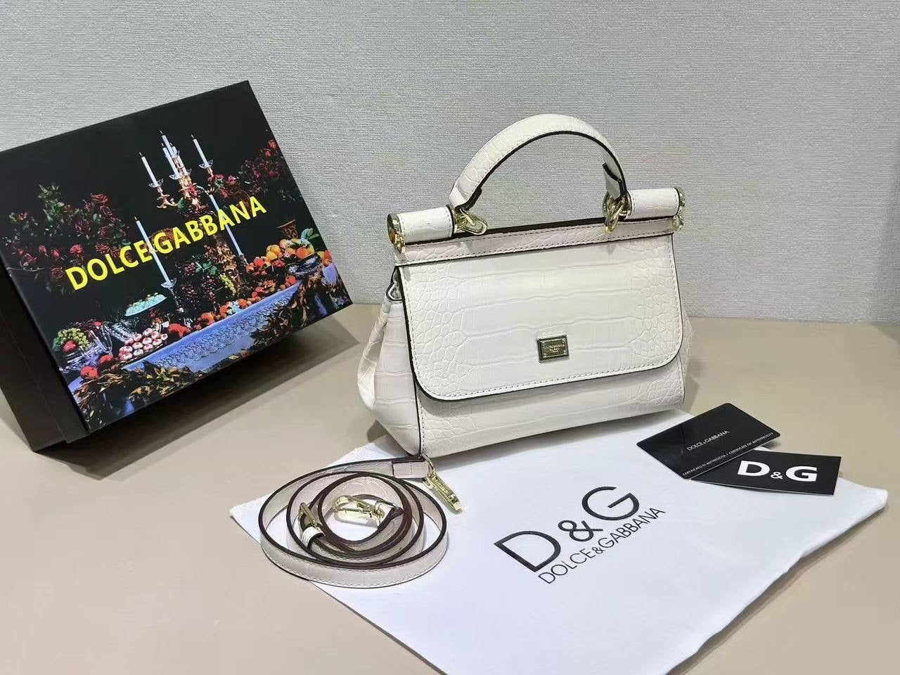 D&G
high quality 

with box 
🎁🎁🎁

100 dhs🪙💕

Zain39
♥️♥️♥️