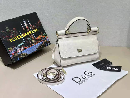 D&G
high quality 

with box 
🎁🎁🎁

100 dhs🪙💕

Zain39
♥️♥️♥️