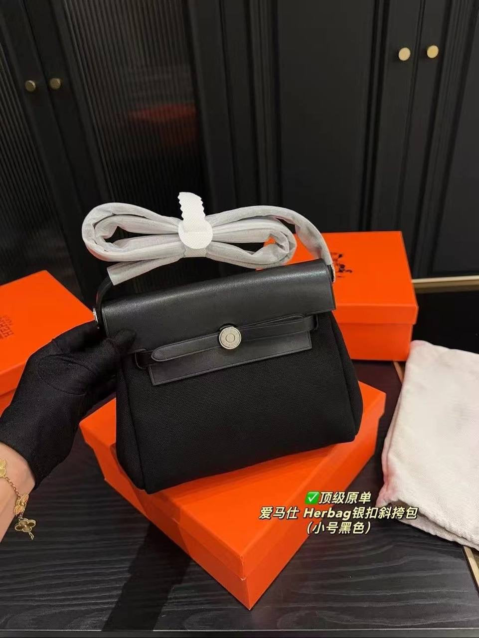 Hermes
Master ++++
25cm 
280 dhs🇦🇪

Zain141
♥️♥️♥️