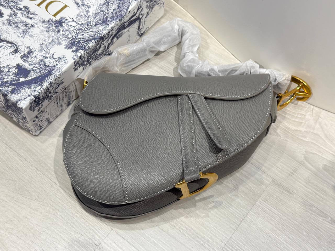 Dior

with box
🎁🎁🎁

110 dhs🇦🇪

good quality

Zain44
♥️♥️♥️