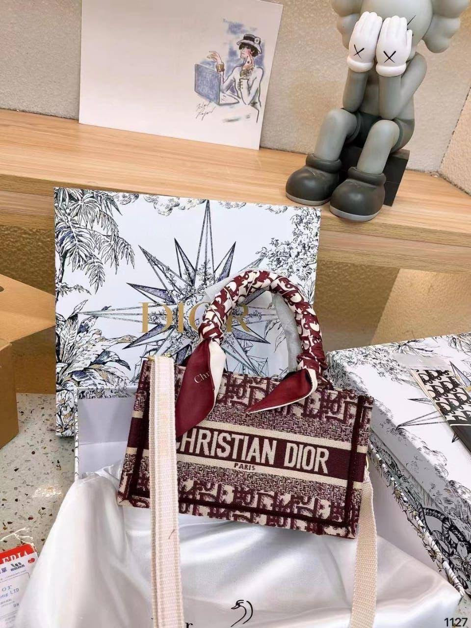 🎉 Offer 🎊 Tory buch / Dior / Coach
Size : 25 ~ 19 cm
75 dhs🇦🇪
with box 🎁

Zain115
♥️♥️♥️