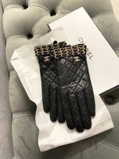 Women Gloves 
Free size 
80 dhs🪙

Zain88
♥️♥️♥️