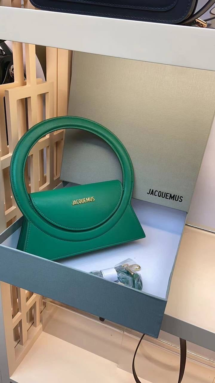 JACQUEMUS 

95 dhs🇦🇪

with box
🎁🎁🎁

Zain90
♥️♥️♥️