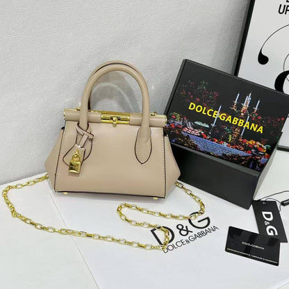 D&G
Good quality 

with box 
🎁🎁🎁

115 dhs🇦🇪
20 CM

Zain168
♥️♥️♥️