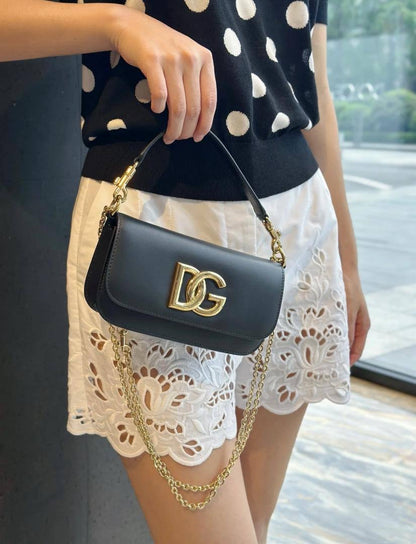 D&G

90 dhs🇦🇪

Good quality 

with box
🎁🎁🎁

Zain35
♥️♥️♥️