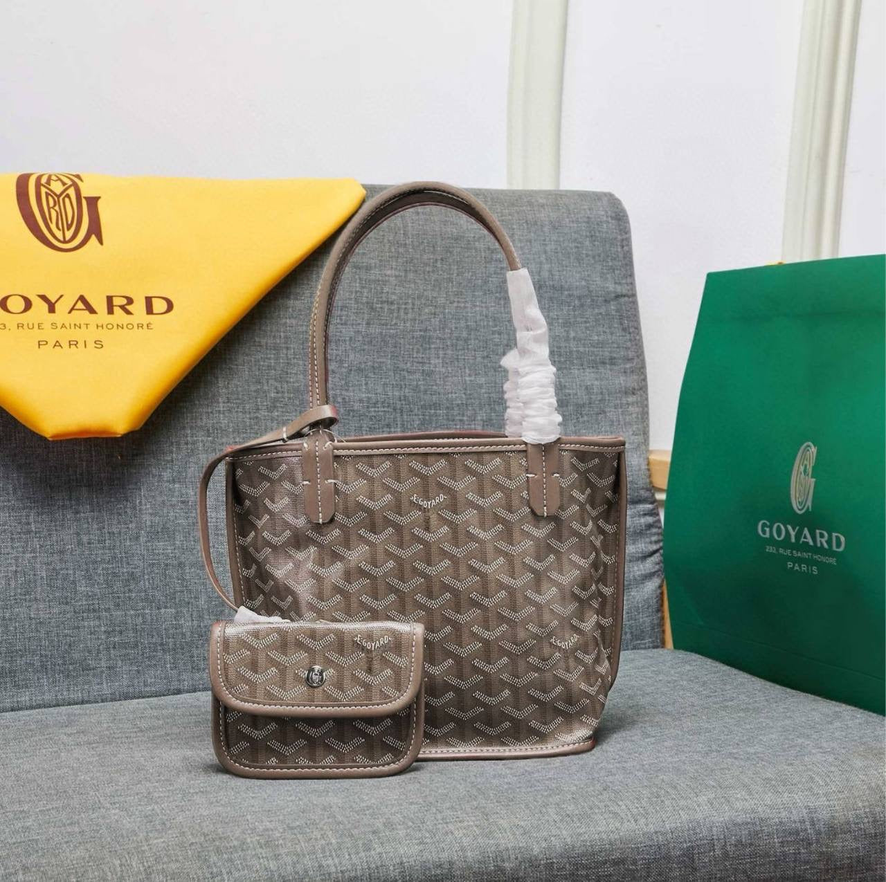 GOYARD 
NEW CAME 
HIGH QUALITY SMALL SIZE 
Use on both sides 
WITH BOX 
🎁🎁🎁

90 dhs🪙💕

Zain39
♥️♥️♥️