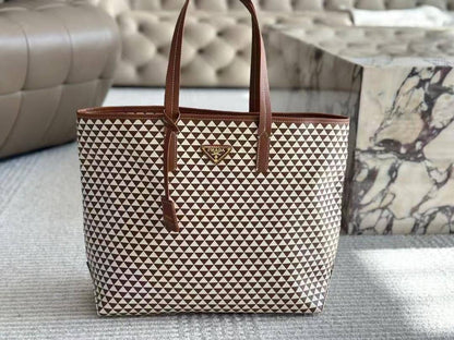 Prada 

Shopper Bag

Good Quality 
95 dhs🇦🇪

Zain250
♥️♥️♥️