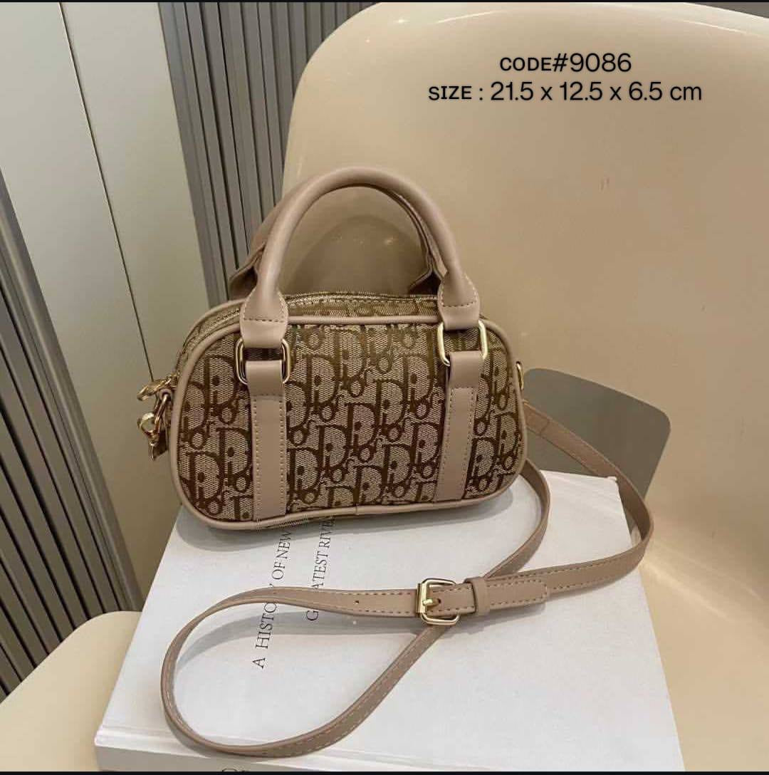 Dior
ʙᴏᴡʟɪɴɢ ᴛᴏᴘ ʜᴀɴᴅʙᴀɢ
ᴄʟᴀssɪᴄ DD ᴄᴀɴᴠᴀss ᴍᴀᴛᴇʀɪᴀʟ
ᴡɪᴛʜ ʟᴏɴɢ ʙᴇʟᴛ sᴛʀᴀᴘ
sɪᴢᴇ : 21.5cm
ᴡɪᴛʜ BOX
🎁🎁🎁

70 dhs🪙

Zain31
♥️♥️♥️