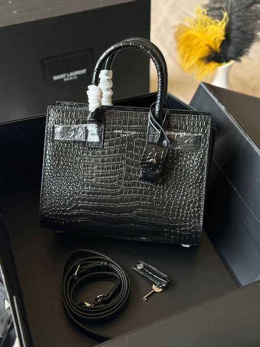 YSL

22cm
350 dhs🇦🇪
Top quality 

With box
🎁🎁🎁

Zain167
♥️♥️♥️