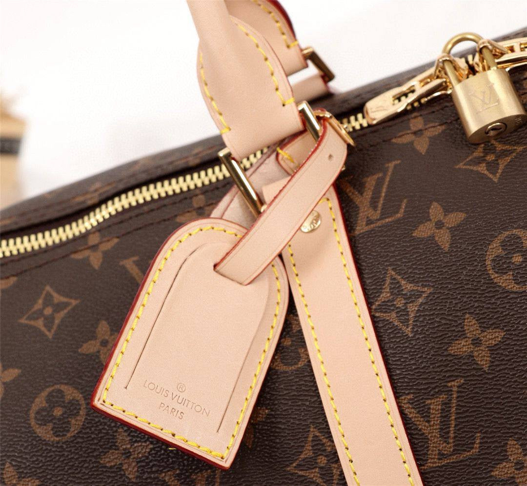LV TRAVELLING BAG 
GOOD QUALITY 
115 dhs🪙💕
SIZE : 55cm

Zain39
♥️♥️♥️