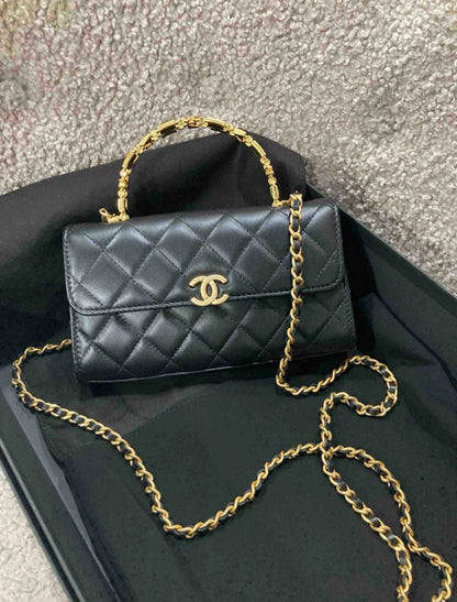 Chanel

90 dhs🇦🇪

Good quality

with box
🎁🎁🎁

Zain35
♥️♥️♥️