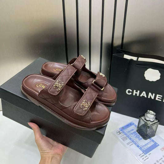 NEW CAME 
CHANEL SLIPPER 

GOOD QUALITY 

110 dhs🇦🇪
36 TO 41 NEW CAME 

Zain40
♥️♥️♥️