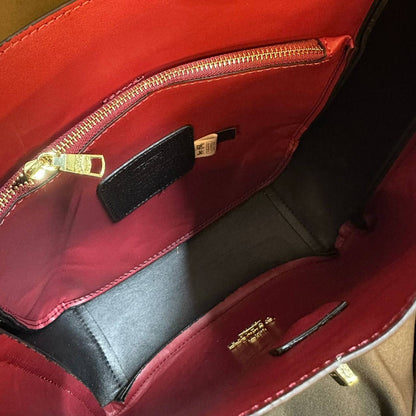 COACH 

NEW CAME GOOD QUALITY 

WITH BOX 
🎁🎁🎁

90 dhs🇦🇪

Zain39
♥️♥️♥️