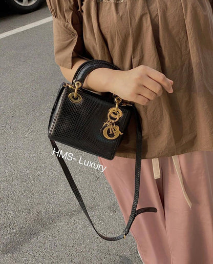 Lady Dior rare materials

Size : 18 * 14 * 7 cm
120 dhs🇦🇪

with box 
🎁🎁🎁

Zain115
♥️♥️♥️