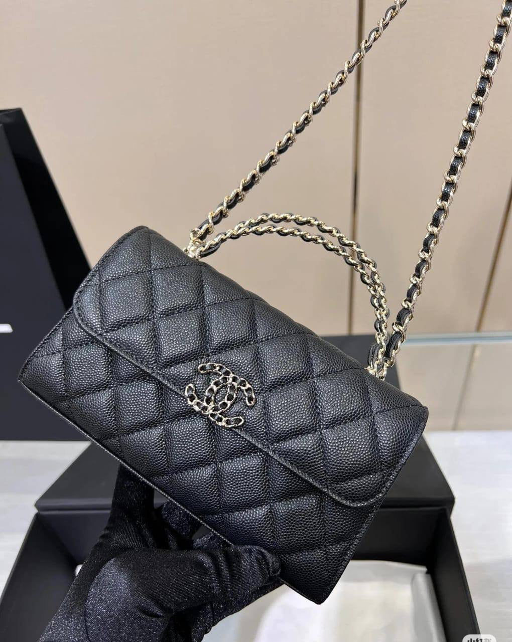 Chanel
105 dhs🇦🇪
Comes with Chanel exclusive box and card🎁

Especially good quality

Zain07
♥️♥️♥️