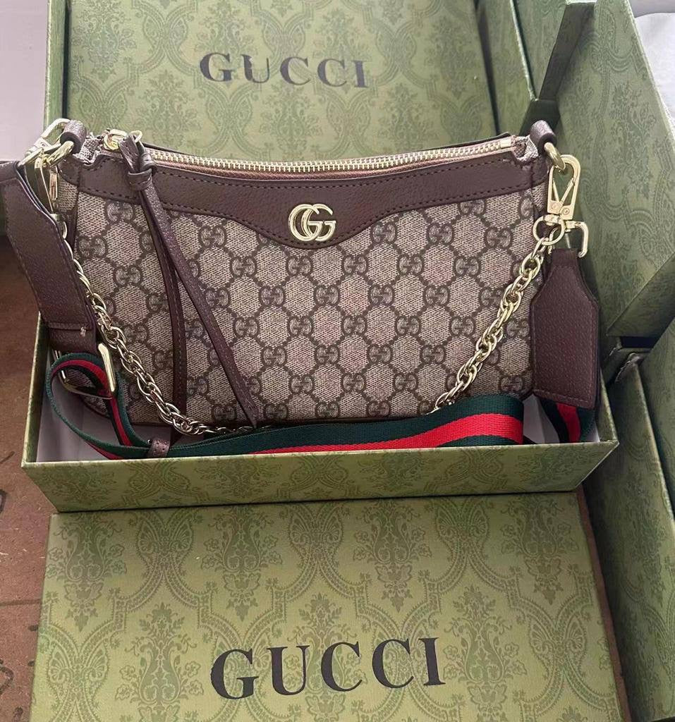 Gucci
90 dhs🇦🇪

with box
🎁🎁🎁

size 24cm

Zain26
♥️♥️♥️