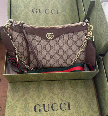 Gucci
90 dhs🇦🇪

with box
🎁🎁🎁

size 24cm

Zain26
♥️♥️♥️