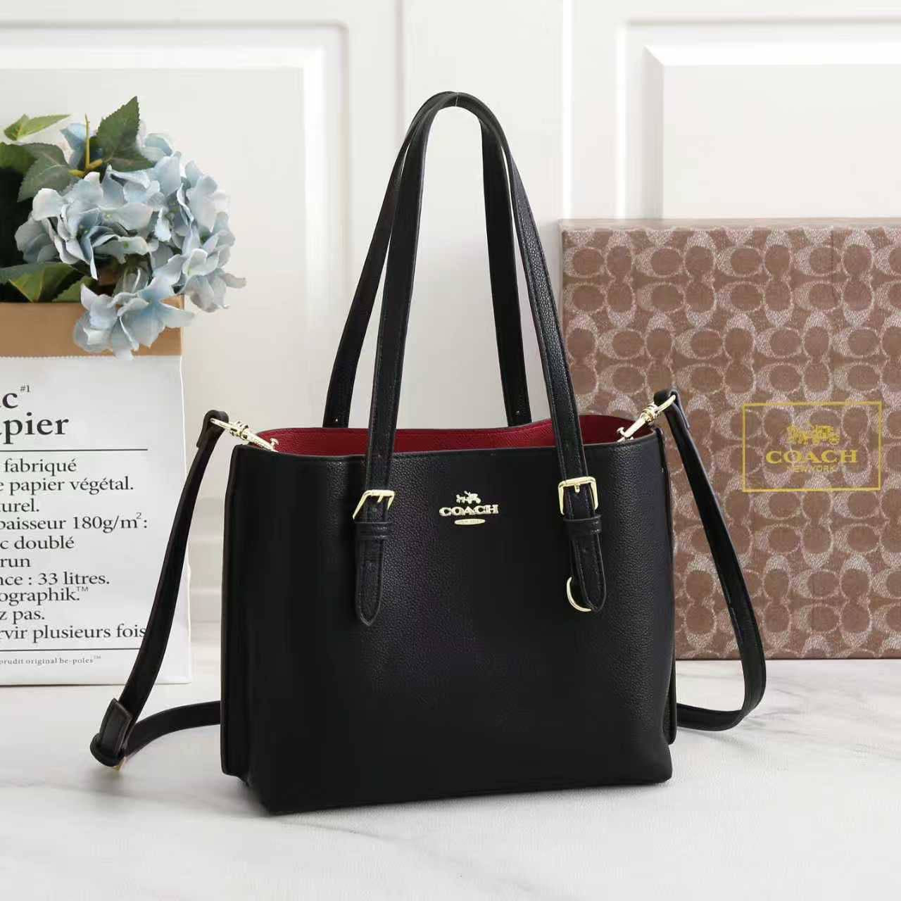 Coach
With box
🎁🎁🎁

size:25×19×12         
100 dhs🪙

Zain114
♥️♥️♥️