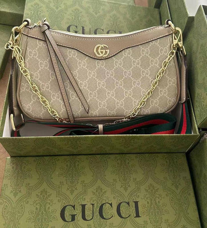 Gucci
90 dhs🇦🇪

with box
🎁🎁🎁

size 24cm

Zain26
♥️♥️♥️