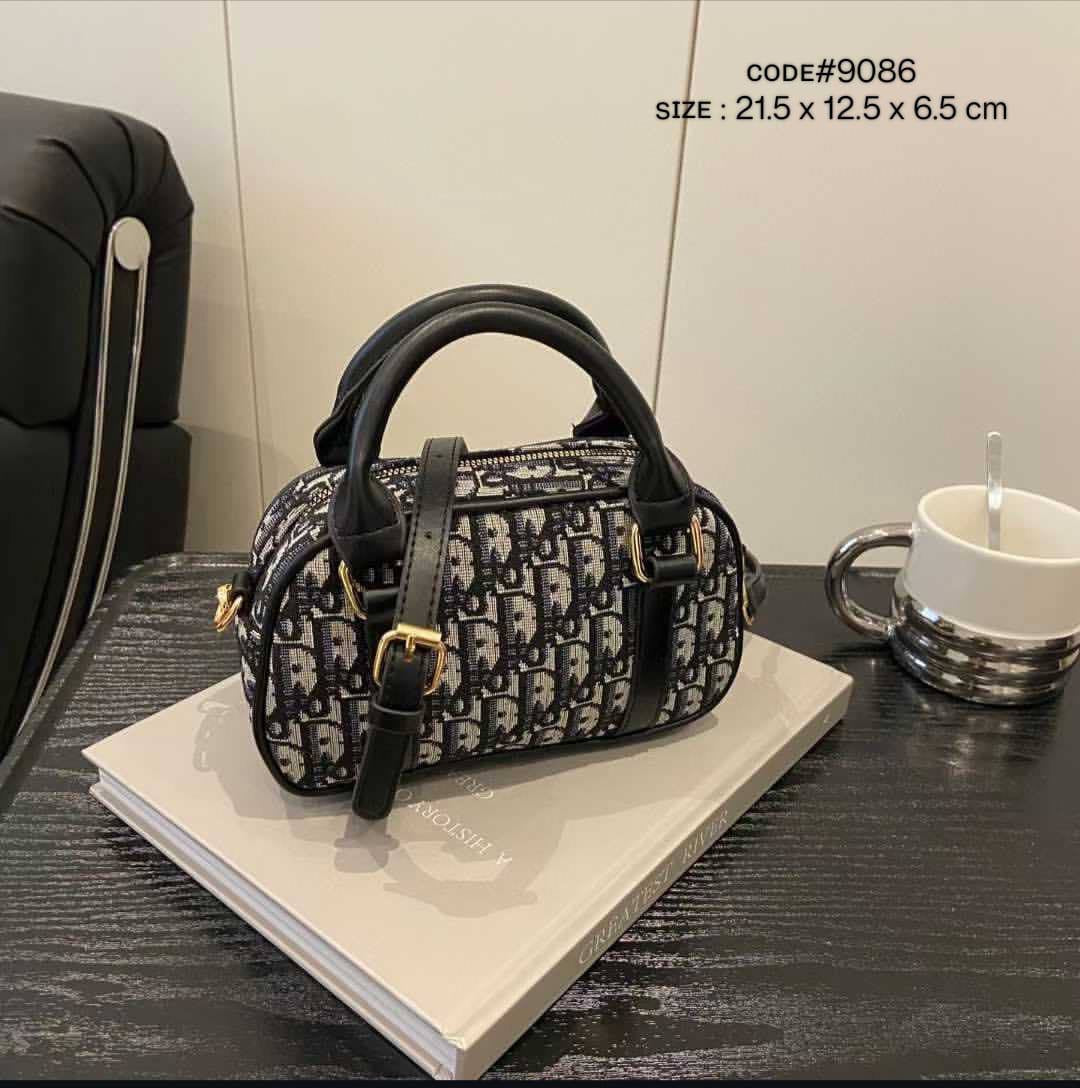 Dior
ʙᴏᴡʟɪɴɢ ᴛᴏᴘ ʜᴀɴᴅʙᴀɢ
ᴄʟᴀssɪᴄ DD ᴄᴀɴᴠᴀss ᴍᴀᴛᴇʀɪᴀʟ
ᴡɪᴛʜ ʟᴏɴɢ ʙᴇʟᴛ sᴛʀᴀᴘ
sɪᴢᴇ : 21.5cm
ᴡɪᴛʜ BOX
🎁🎁🎁

70 dhs🪙

Zain31
♥️♥️♥️