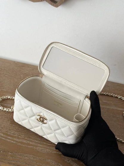 CHANEL 
NEW CAME GOOD QUALITY 
WITH BOX
100 dhs🇦🇪
SIZE: 16.5cm

Zain39
♥️♥️♥️