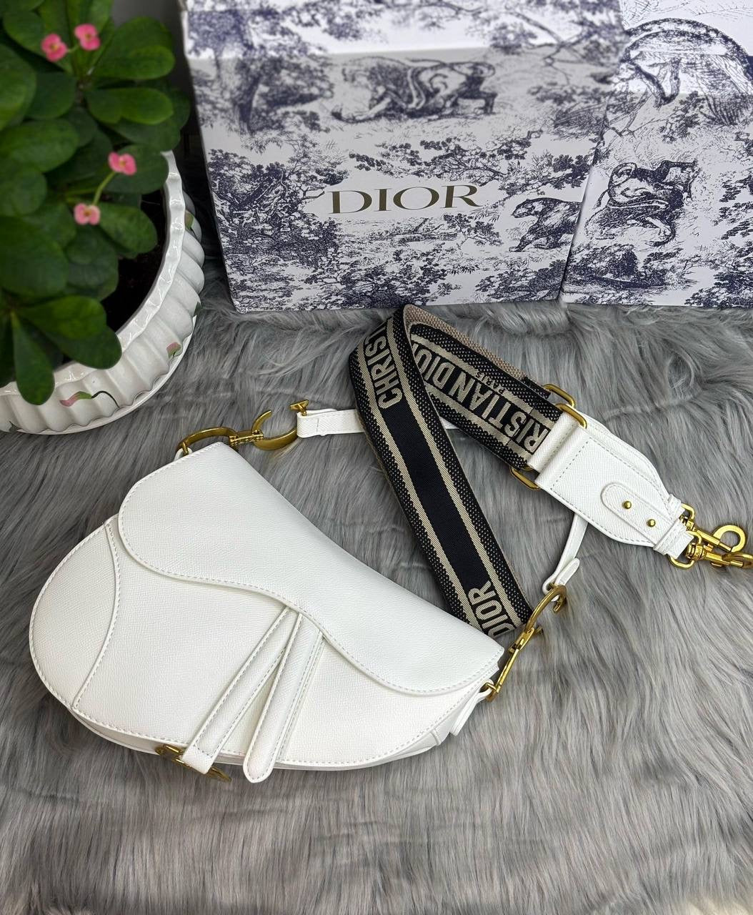 DIOR CAVIAR
SIZE……….. 24CM

110 dhs🇦🇪

With BOX
🎁🎁🎁

Zain244
♥️♥️♥️