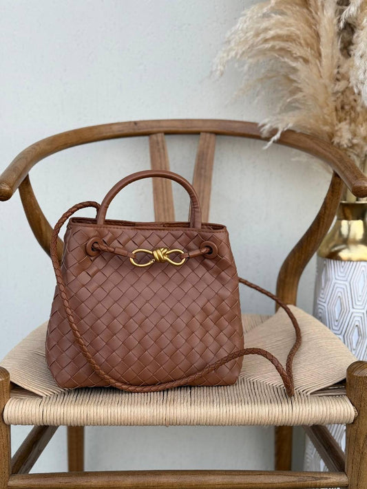 Available Again✨✨✨
BOTTEGA VENETA
25cm
340 dhs🇦🇪
Top quality 
With box🎁

Zain167
♥️♥️♥️