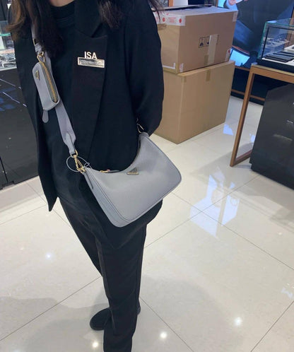 Prada 2 in 1
Size : 22.5 * 18 * 6 cm
95 dhs🇦🇪
with box🎁

Zain115
♥️♥️♥️