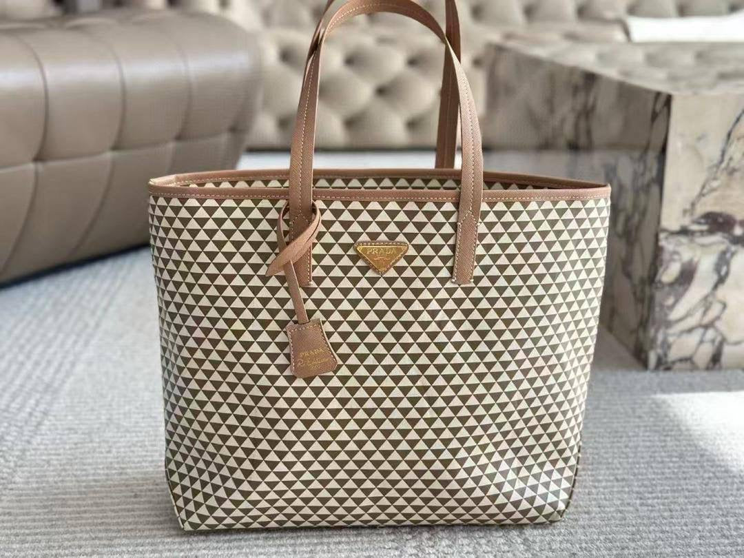 Prada 

Shopper Bag

Good Quality 
95 dhs🇦🇪

Zain250
♥️♥️♥️