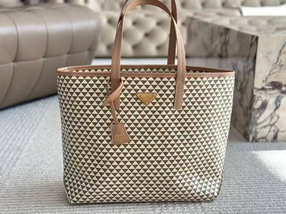 Prada 

Shopper Bag

Good Quality 
95 dhs🇦🇪

Zain250
♥️♥️♥️