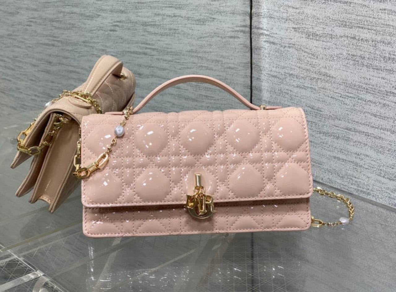 Dior
good quality,  
with box, 
🎁🎁🎁

size 22* 13 cm 

100 dhs🇦🇪

Zain12
♥️♥️♥️