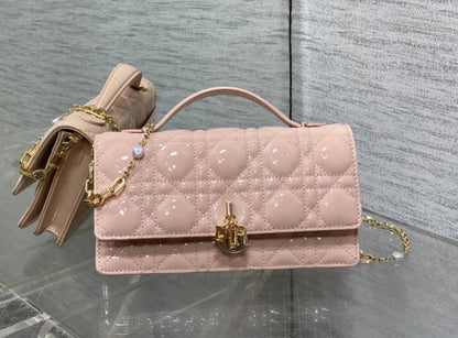 Dior
good quality,  
with box, 
🎁🎁🎁

size 22* 13 cm 

100 dhs🇦🇪

Zain12
♥️♥️♥️