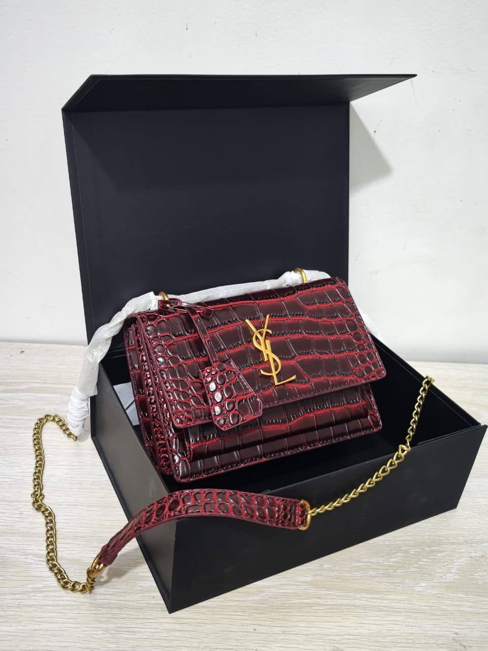 YSL
105 dhs🇦🇪

with box
🎁🎁🎁

size 25cm
High quality

Zain26
♥️♥️♥️