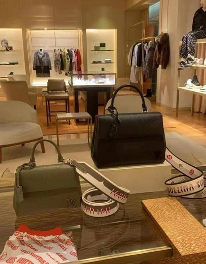 LV

90 dhs🇦🇪
Good quality 

with box
🎁🎁🎁

Zain35
♥️♥️♥️