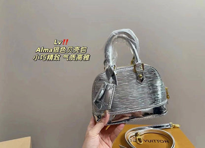 LV

90 dhs🇦🇪
Good quality 

with box
🎁🎁🎁

Zain35
♥️♥️♥️