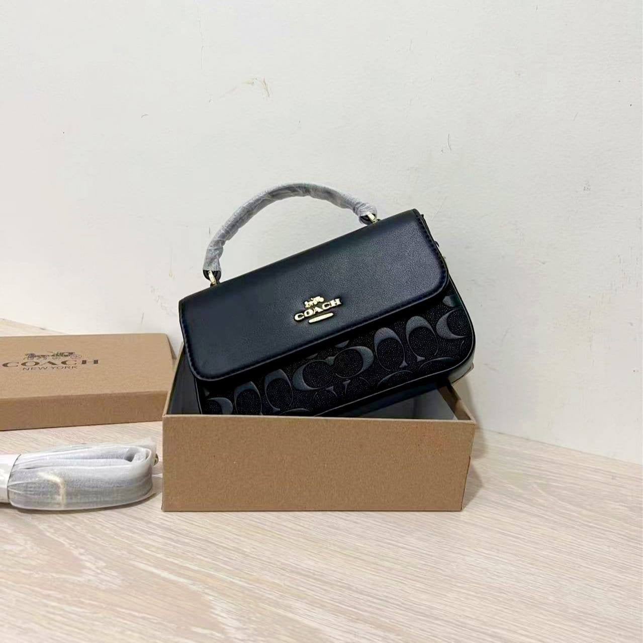 Coach
85 dhs🇦🇪

with box
🎁🎁🎁

size 19cm

Zain26
♥️♥️♥️